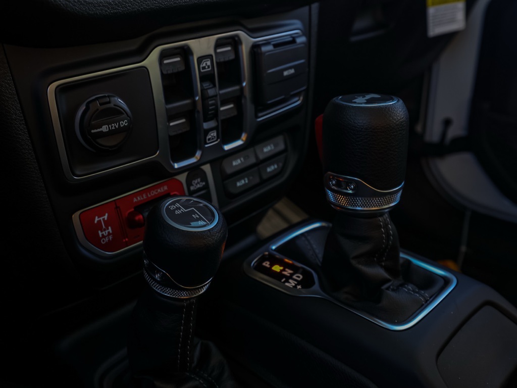 New 2026 Bright White Clear-Coat Exterior Paint Jeep Willys image 29