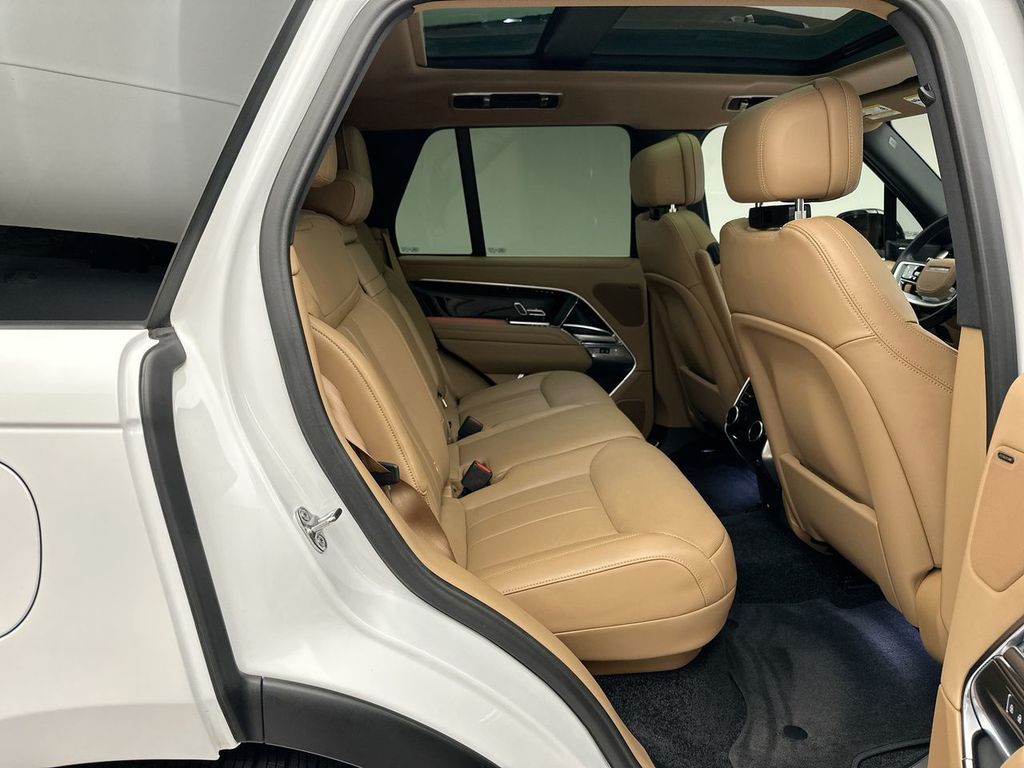 2024 Land Rover Range Rover SE photo 6