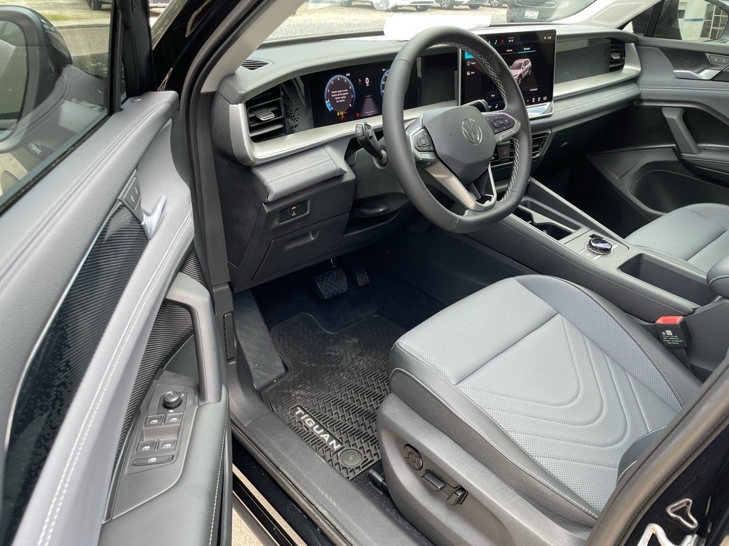 2025 Volkswagen Tiguan SE photo 4