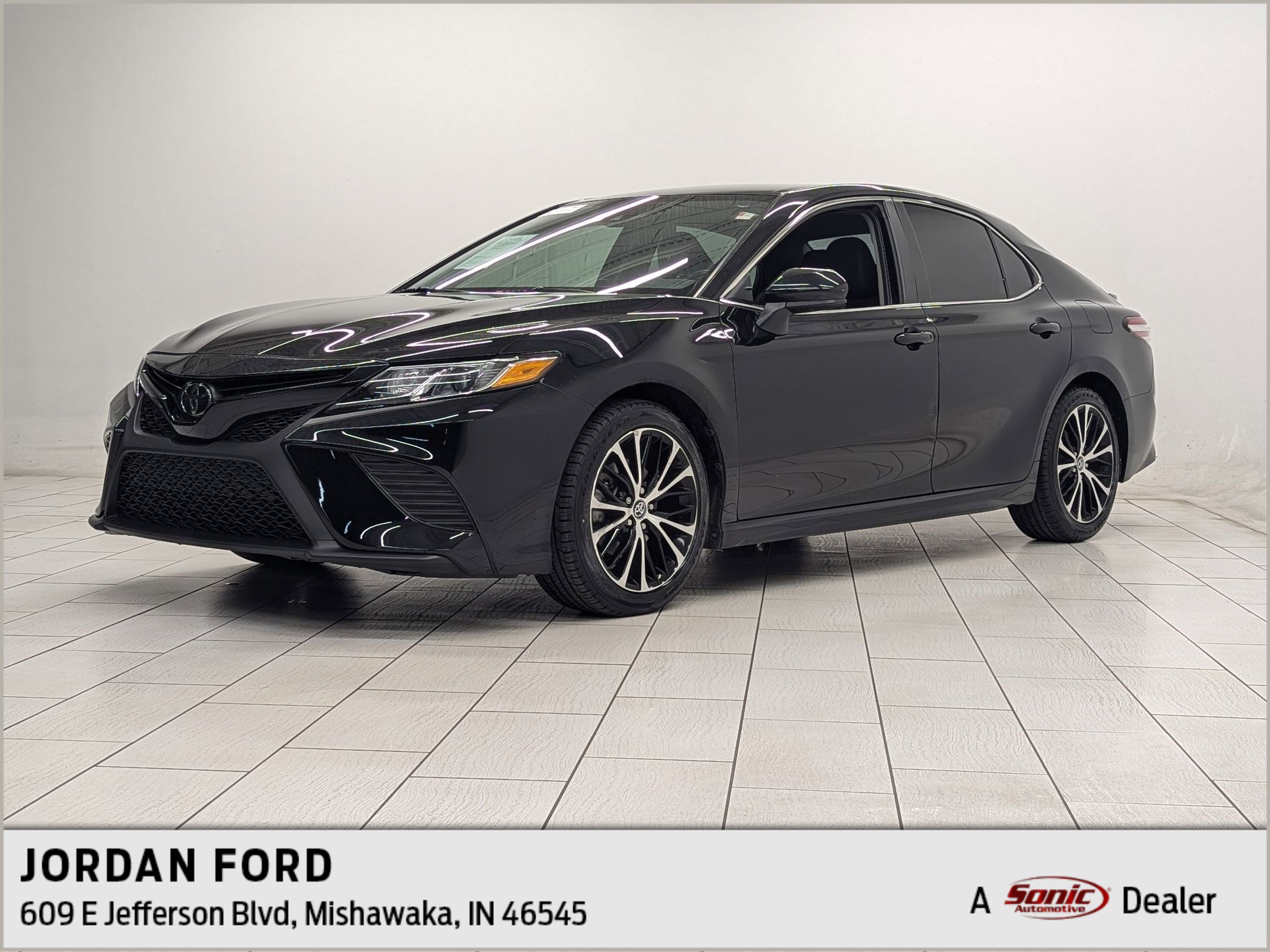 2020 Toyota Camry SE's photo