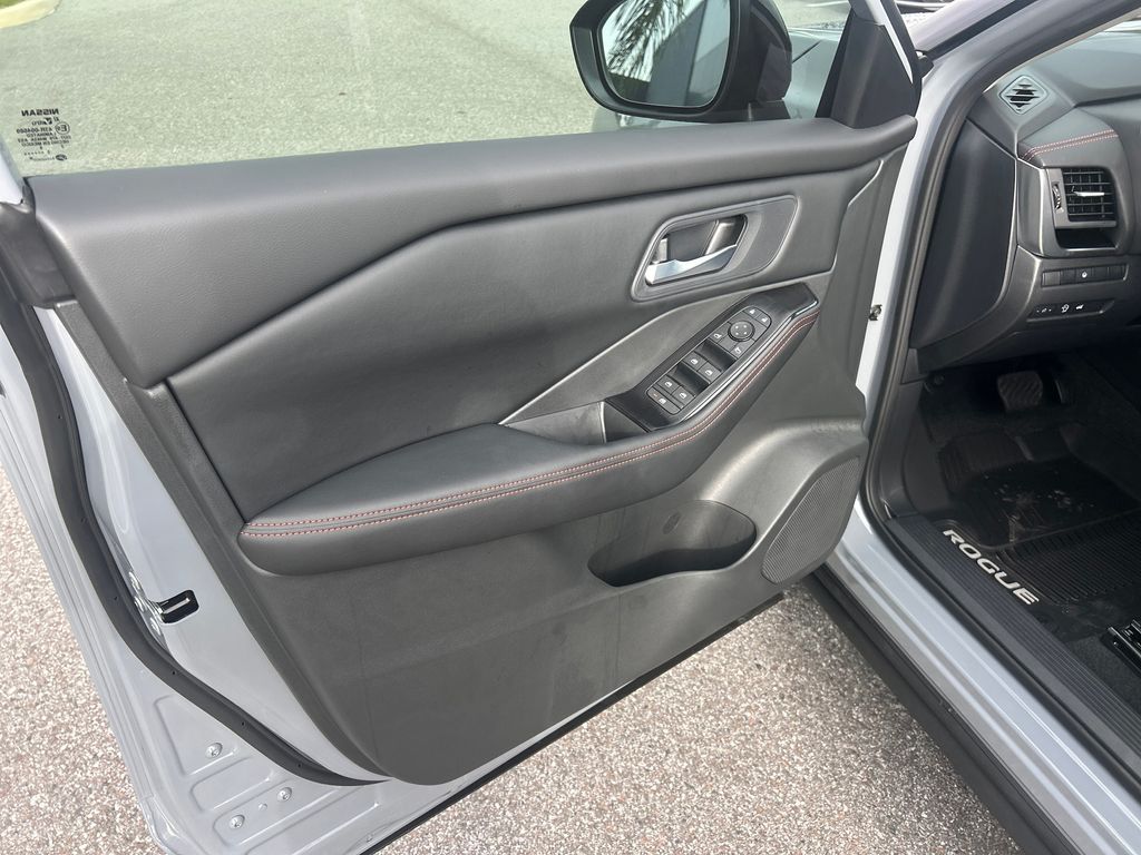 2026 Nissan Rogue SV photo 10