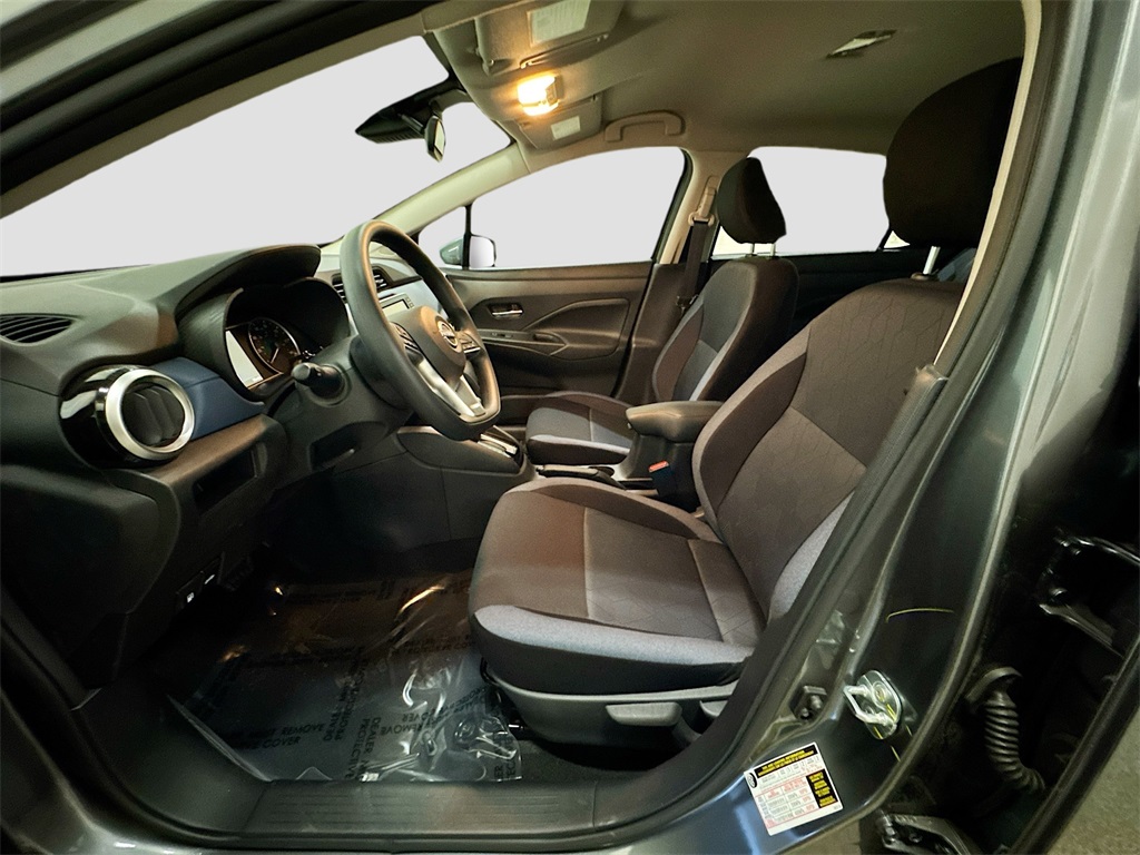 2025 Nissan Versa 1.6 SV photo 5