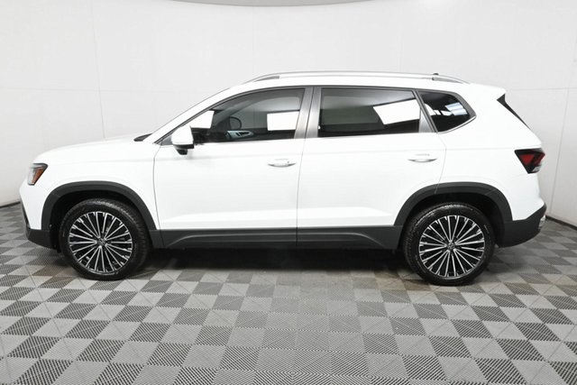2025 Volkswagen Taos SE photo 2