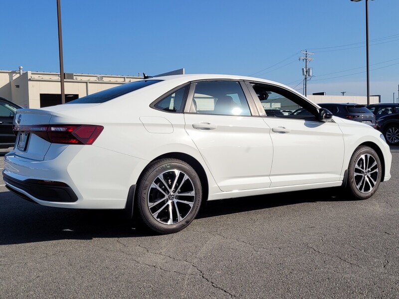 2025 Volkswagen Jetta Sport photo 3