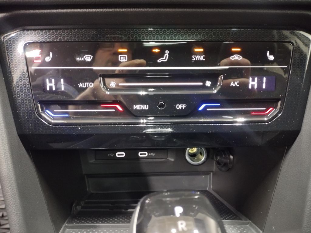 2025 Volkswagen Taos SE photo 24