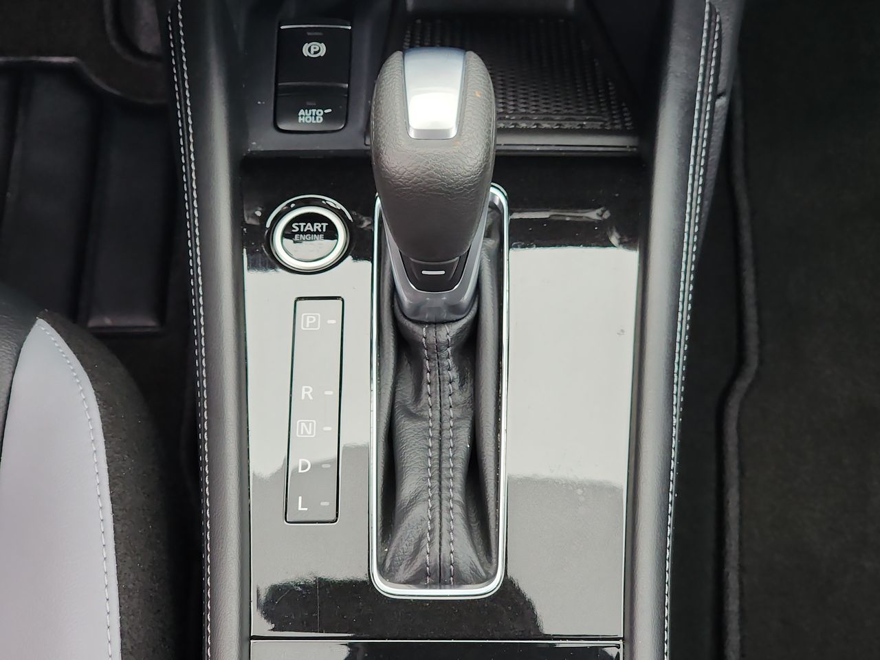 2024 Nissan Kicks SR photo 18