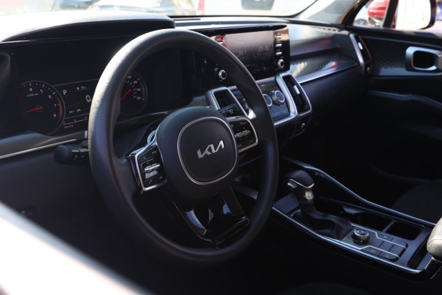 2023 Kia Sorento LX photo 12