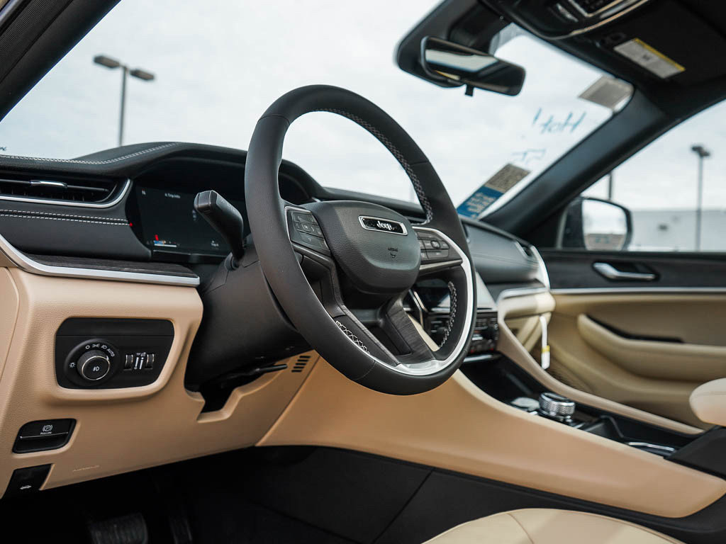 2025 Jeep Grand Cherokee Limited photo 17