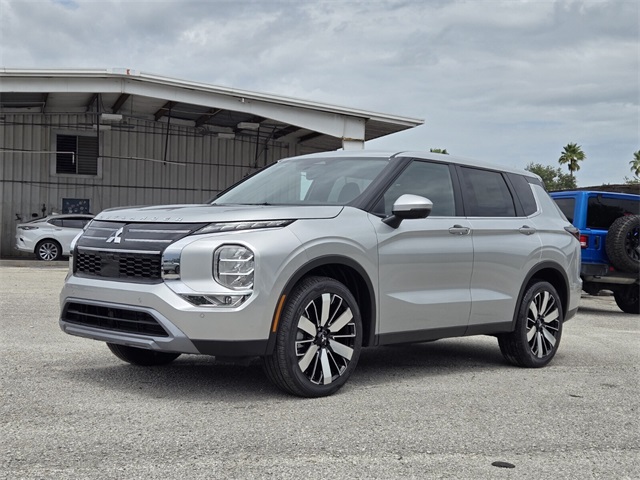 2025 Mitsubishi Outlander SE photo 4