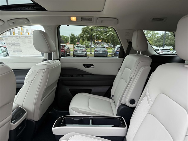 2025 Nissan Pathfinder SL photo 17