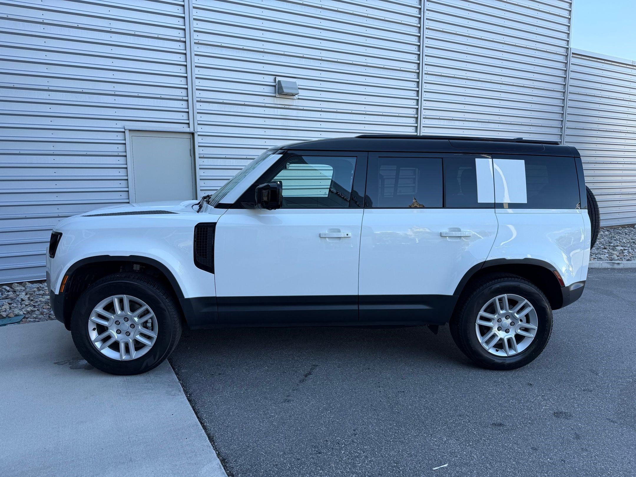 2025 Land Rover Defender 110 S photo 2