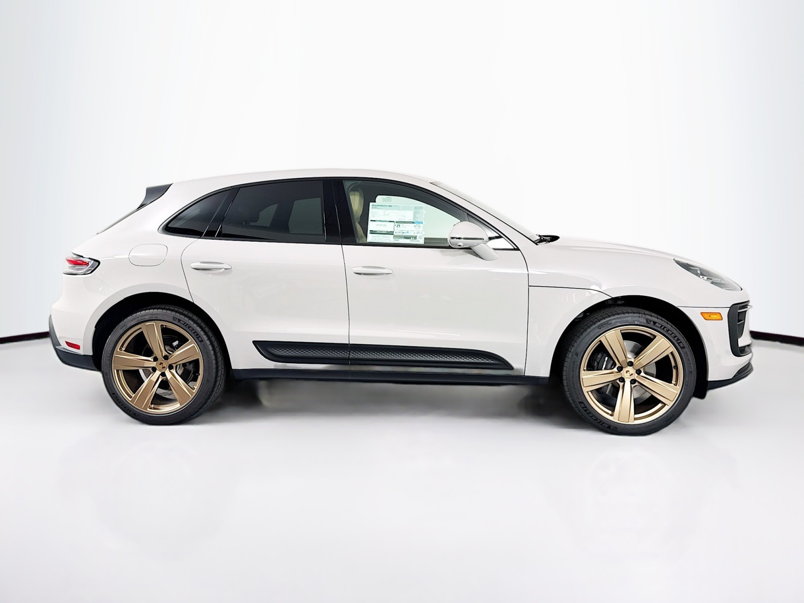 2025 Porsche Macan T photo 25