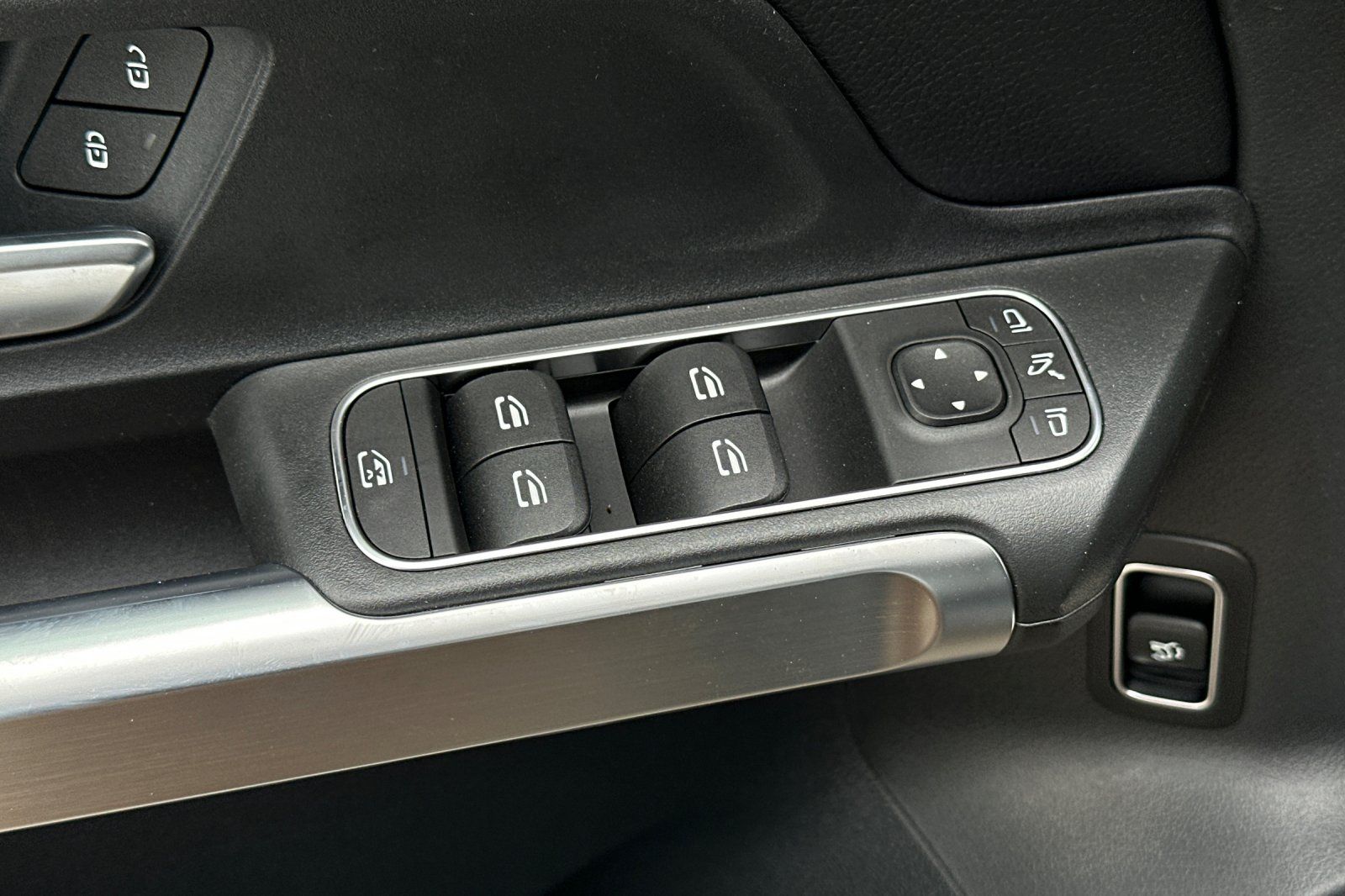 2025 Mercedes Benz GLB 250 photo 18