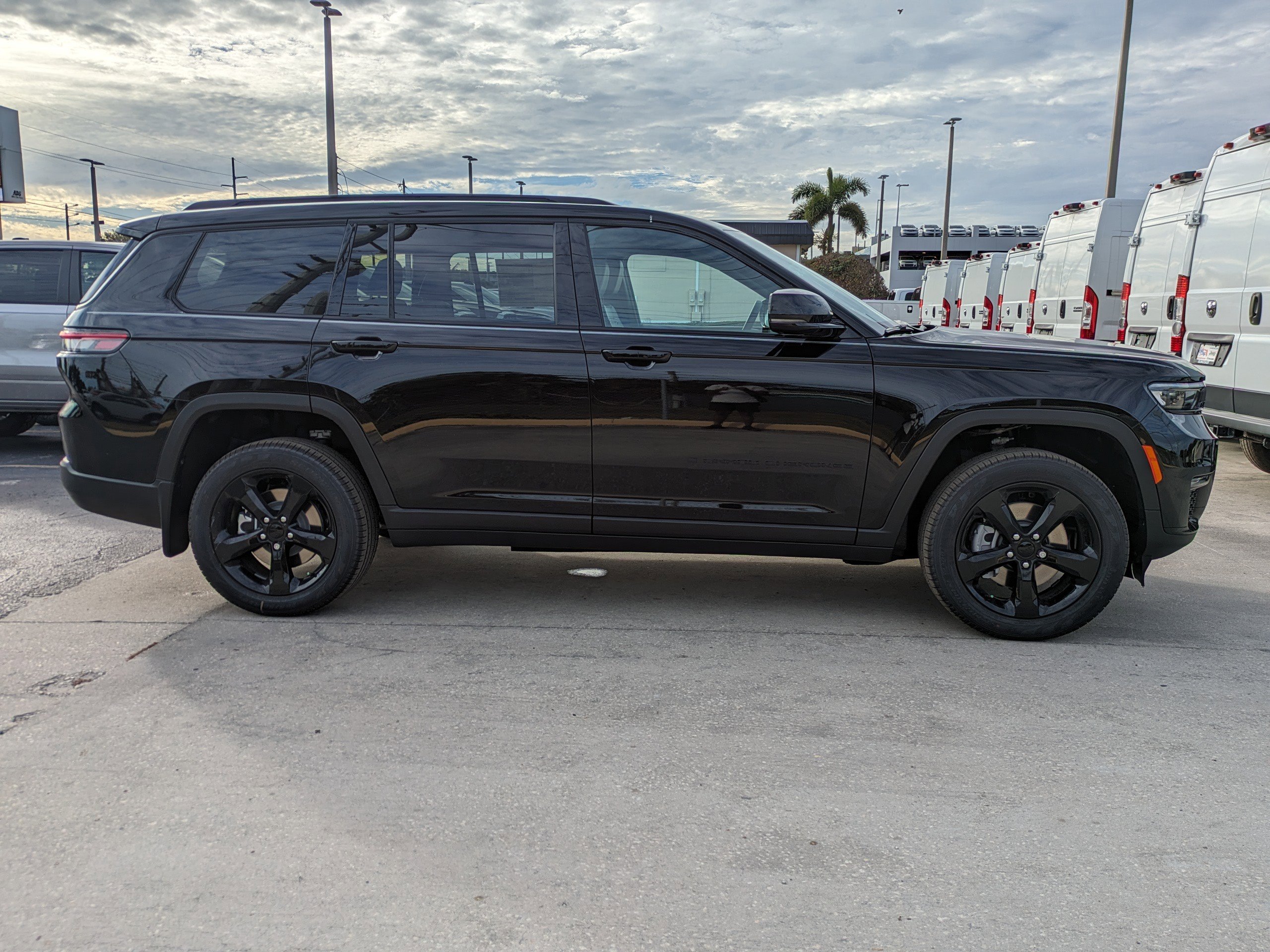 2025 Jeep Grand Cherokee Limited photo 2