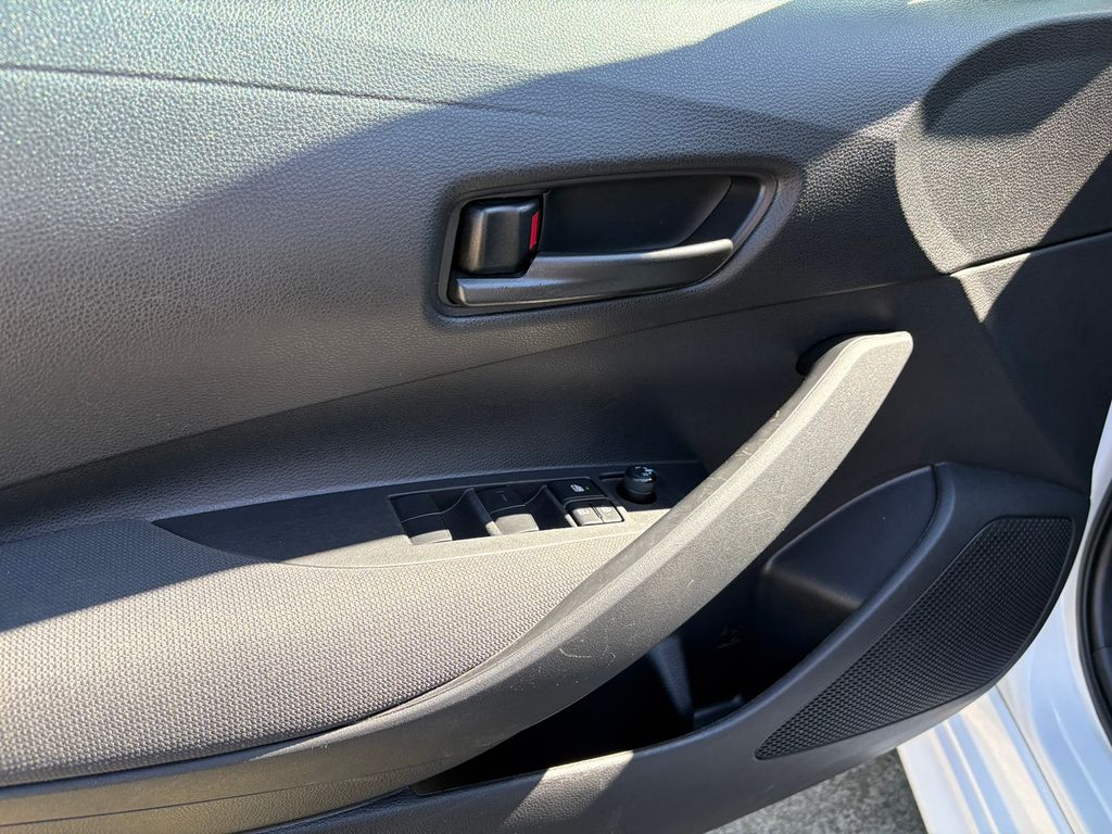 2022 Toyota Corolla LE photo 13