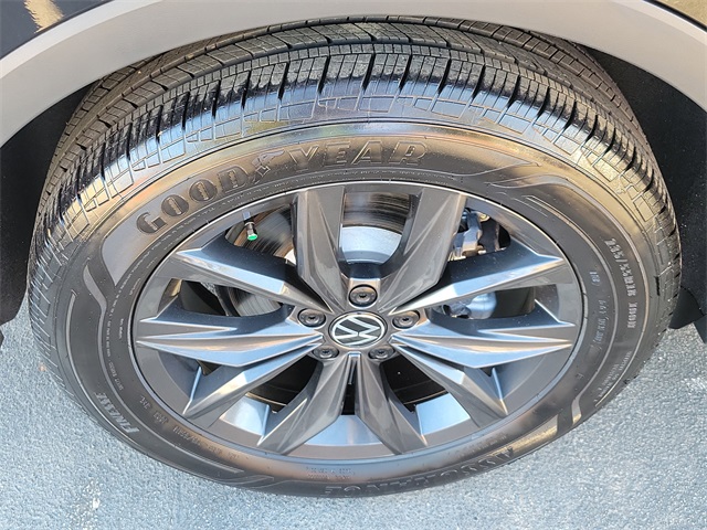 2024 Volkswagen Tiguan SE Wolfsburg Edition photo 4