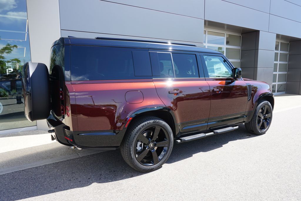 2025 Land Rover Defender 130 X-Dynamic SE photo 4