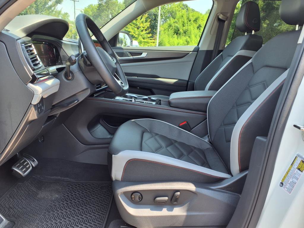 2025 Volkswagen Atlas Peak Edition SE photo 2