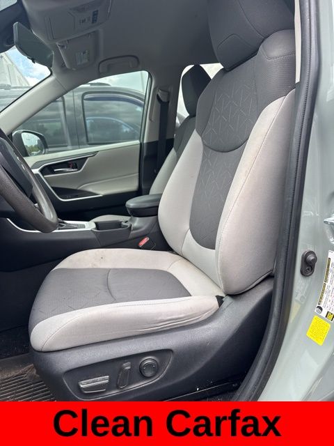 2021 Toyota RAV4 XLE photo 2