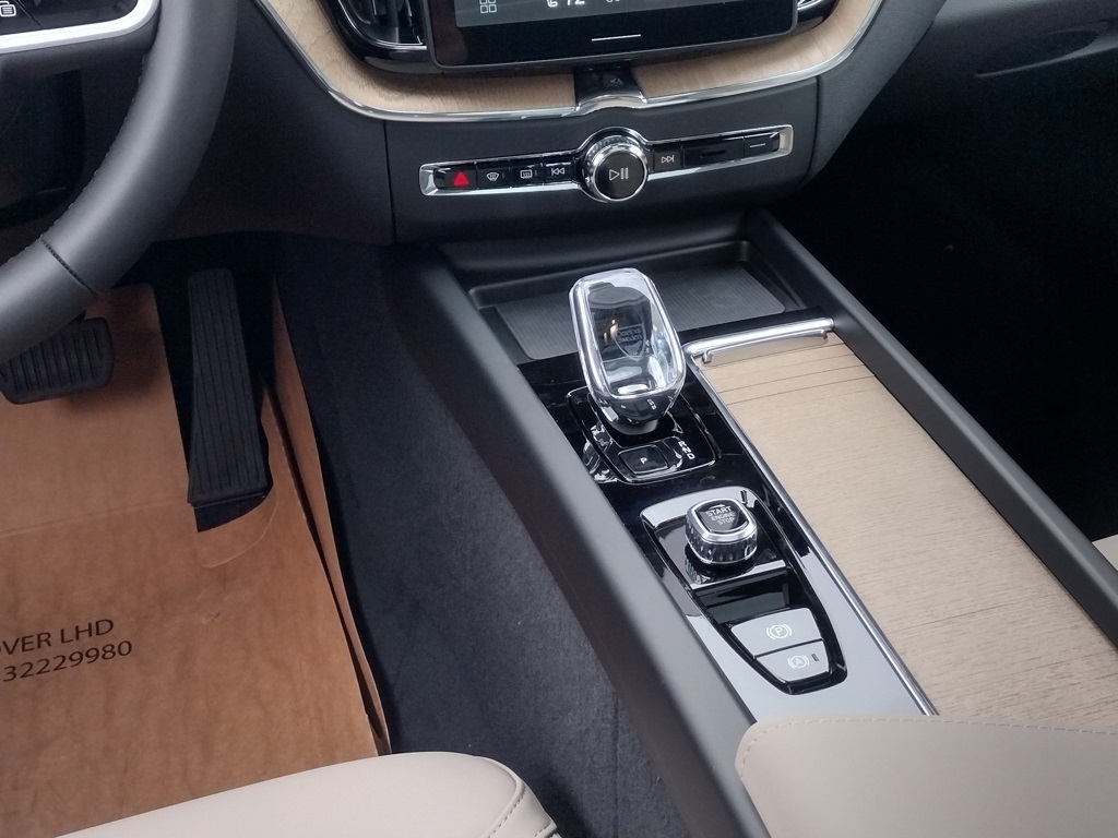 2026 VOLVO XC60 - Image 25
