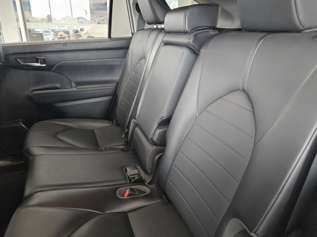 2021 Toyota Highlander XLE photo 14