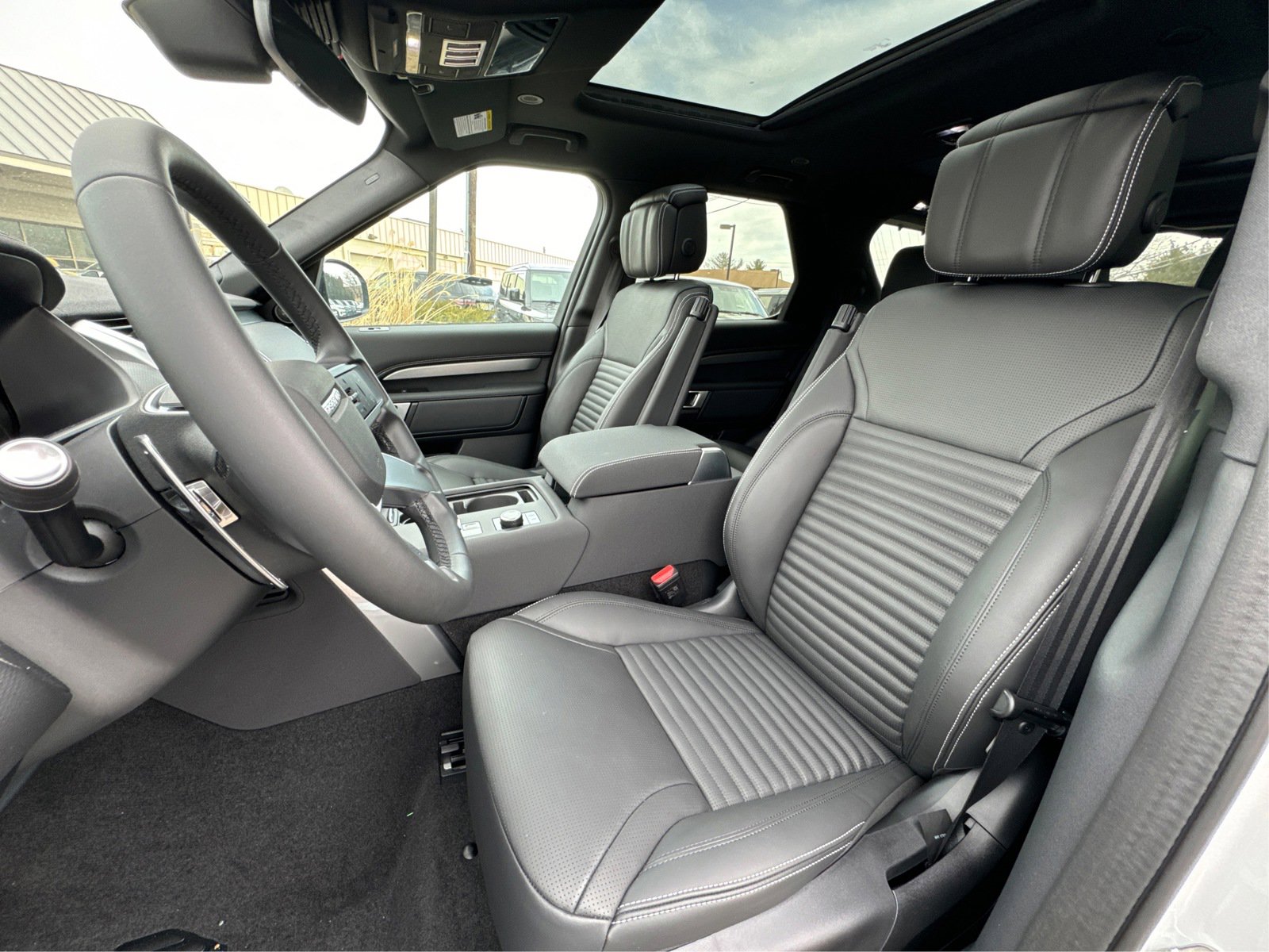 New 2025 Fuji White Land Rover Dynamic SE image 9