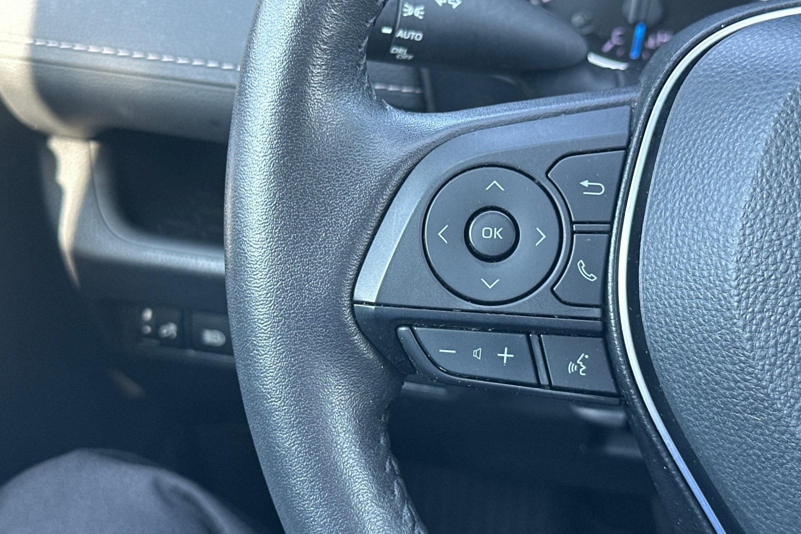 2022 Toyota RAV4 Hybrid XLE photo 27
