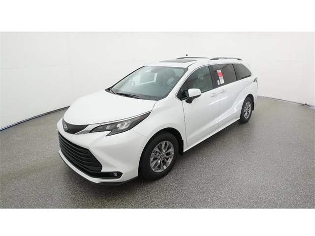 2025 Toyota Sienna XLE's photo