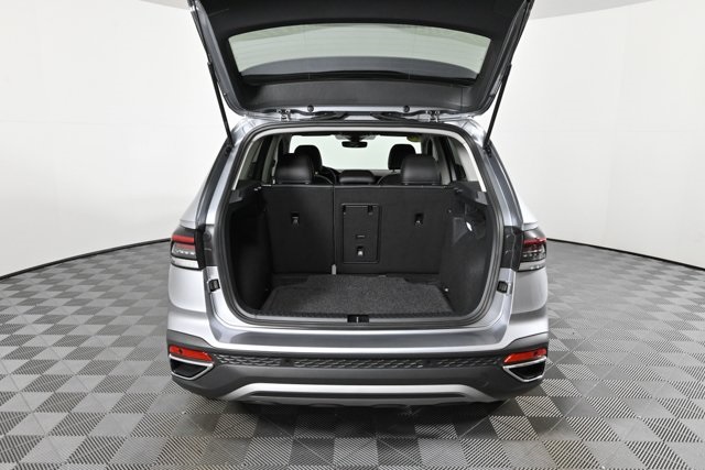 2025 Volkswagen Taos SE photo 3
