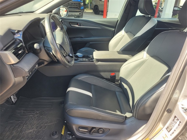 2025 Toyota Camry SE photo 3