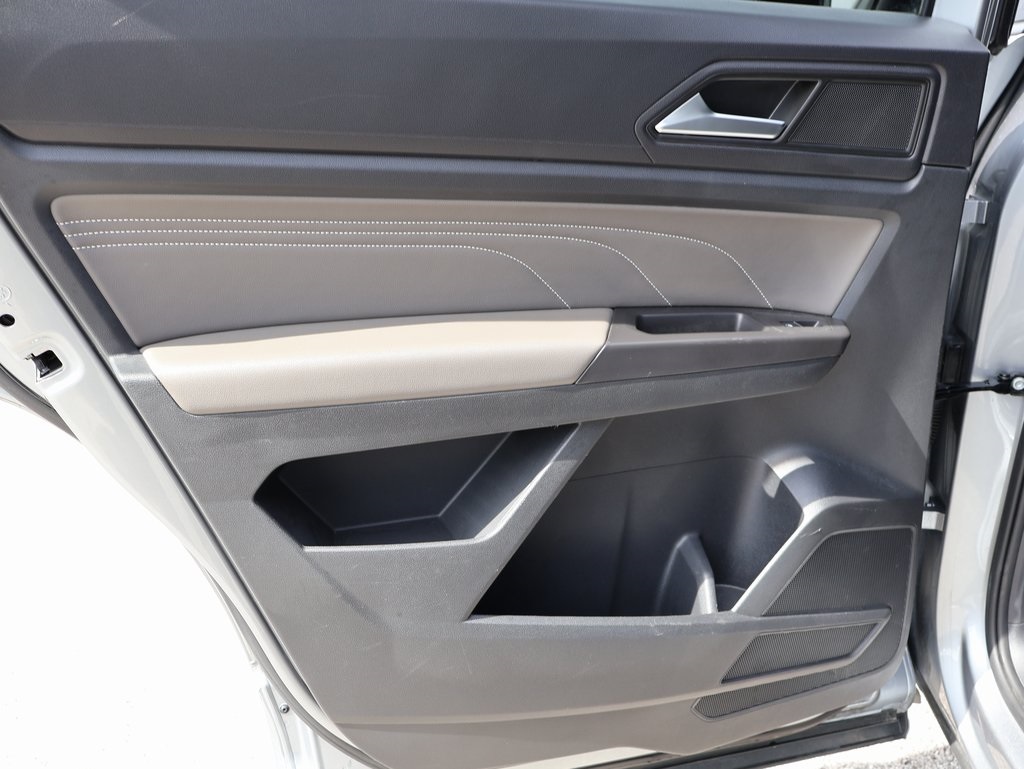 2023 Volkswagen Atlas Cross Sport V6 SEL R-Line photo 17