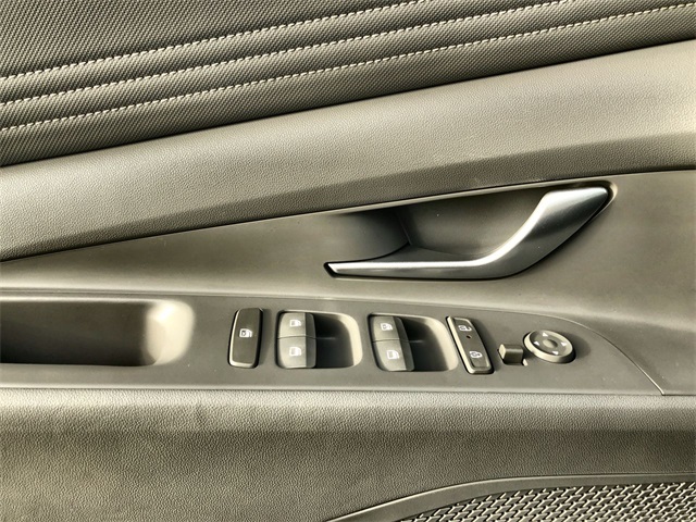 2025 Hyundai Elantra SEL Convenience photo 4