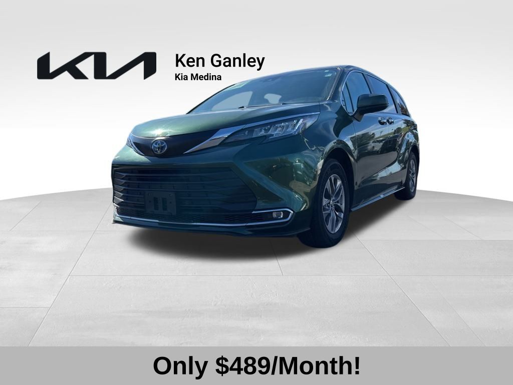 2023 Toyota Sienna XLE's photo