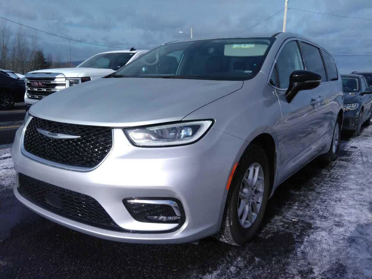 2024 Chrysler Pacifica Touring L's photo