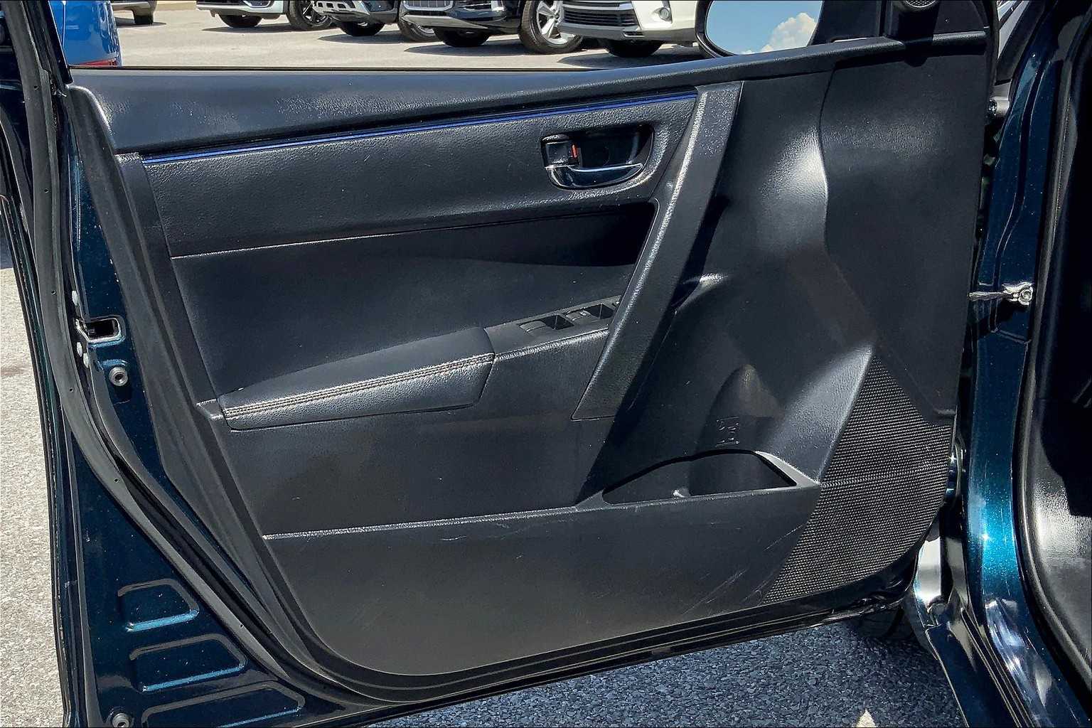 2017 Toyota Corolla SE photo 21