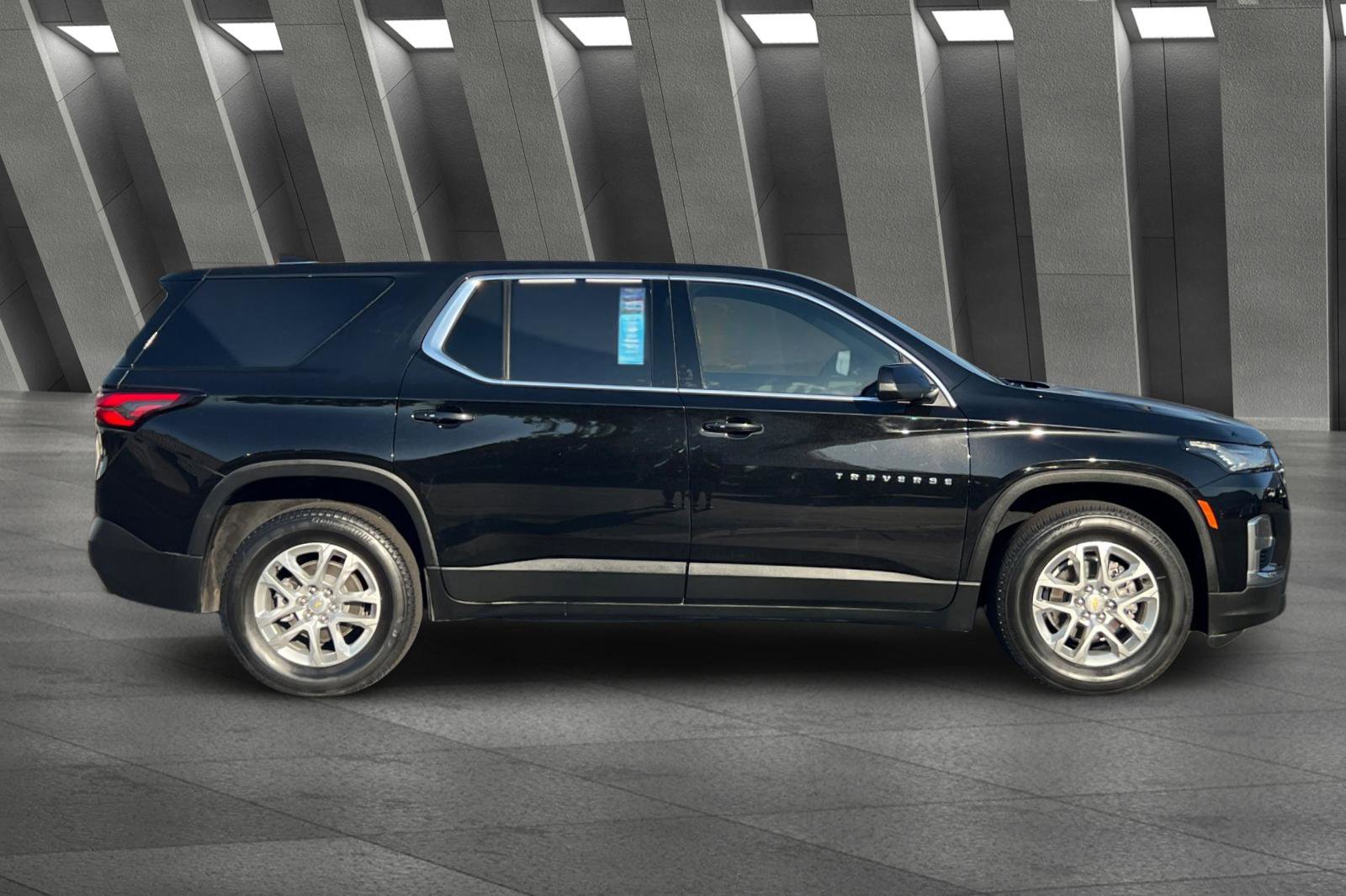 2022 Chevrolet Traverse LS photo 2