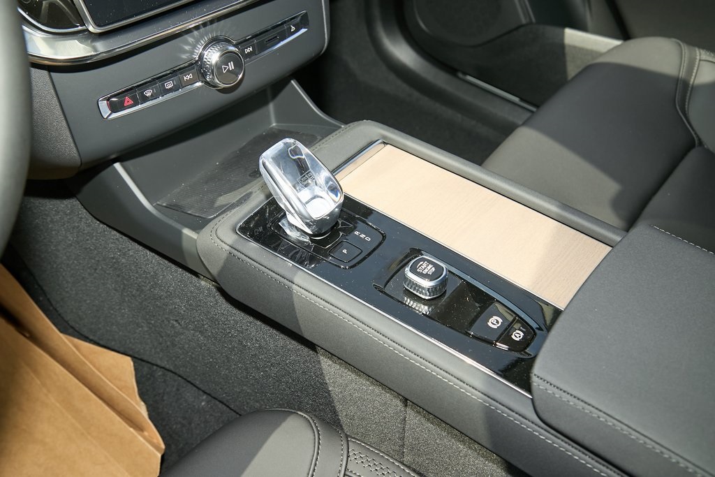 2025 VOLVO XC90 - Image 13