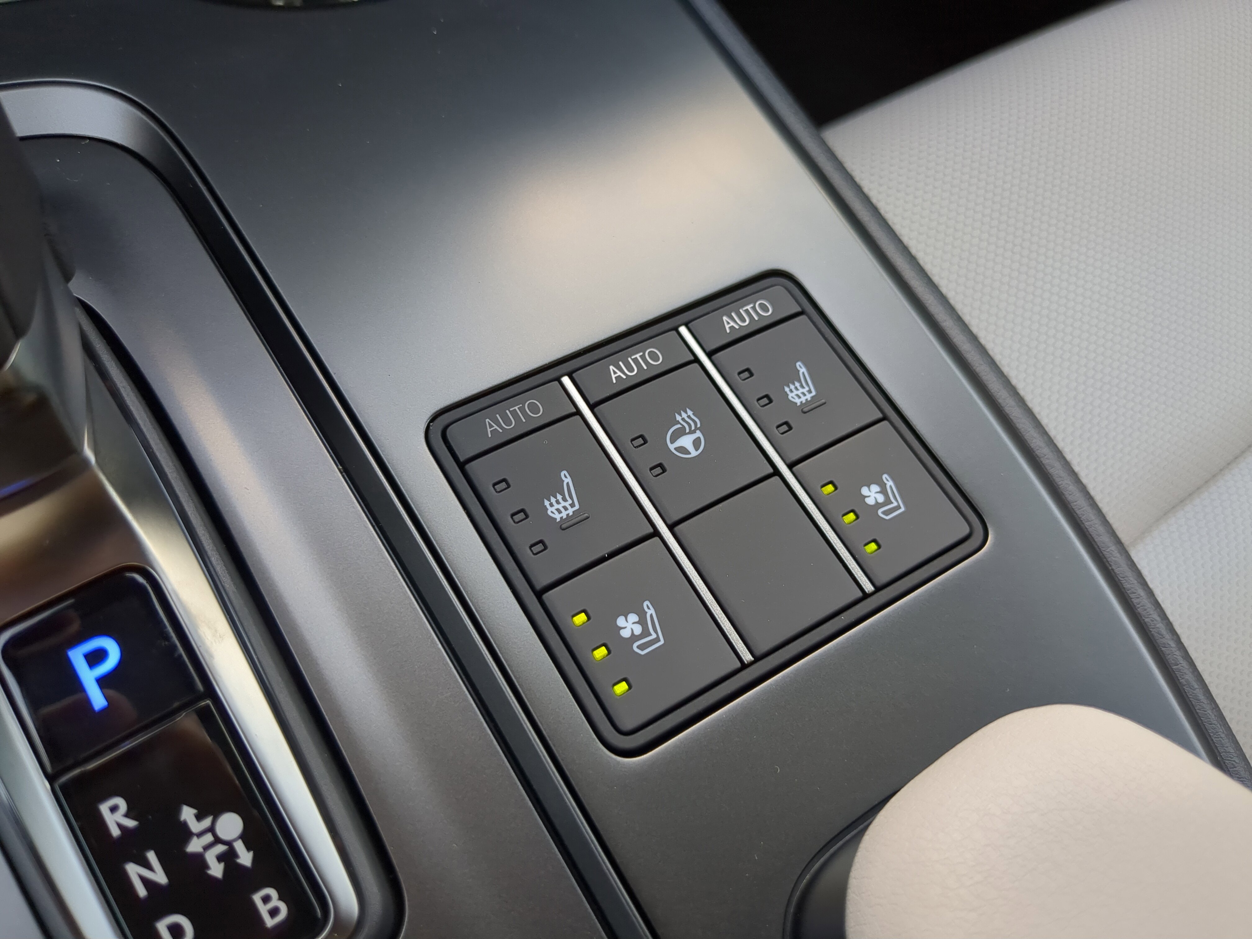 2025 Lexus UX Premium photo 15
