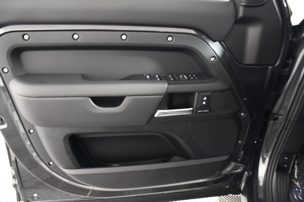 2025 Land Rover Defender 130 S photo 14