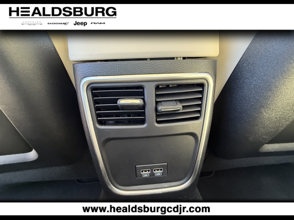 2023 Chrysler 300 Touring photo 10