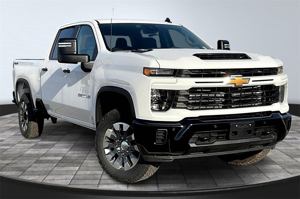 2025 Chevrolet Silverado 2500HD Custom photo 2