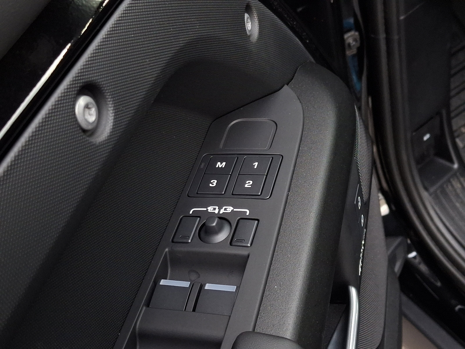 2025 Land Rover Defender 130 V8 photo 30