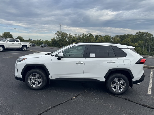 2025 Toyota RAV4 XLE photo 6