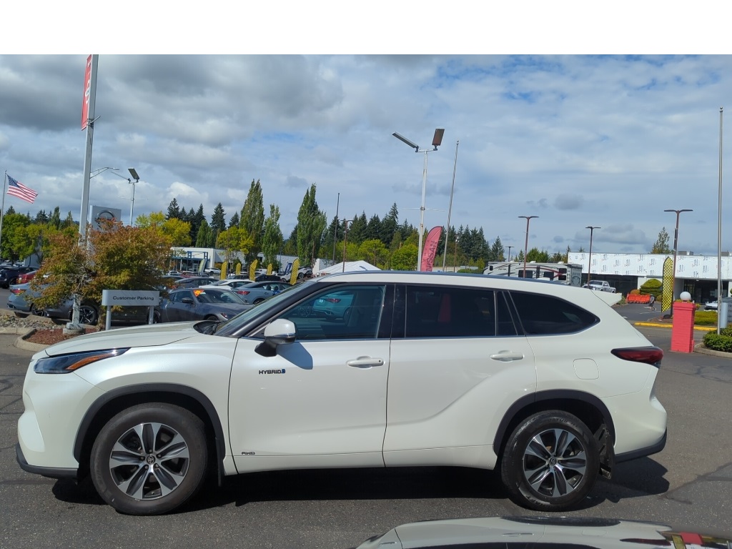 2021 Toyota Highlander Hybrid XLE photo 3