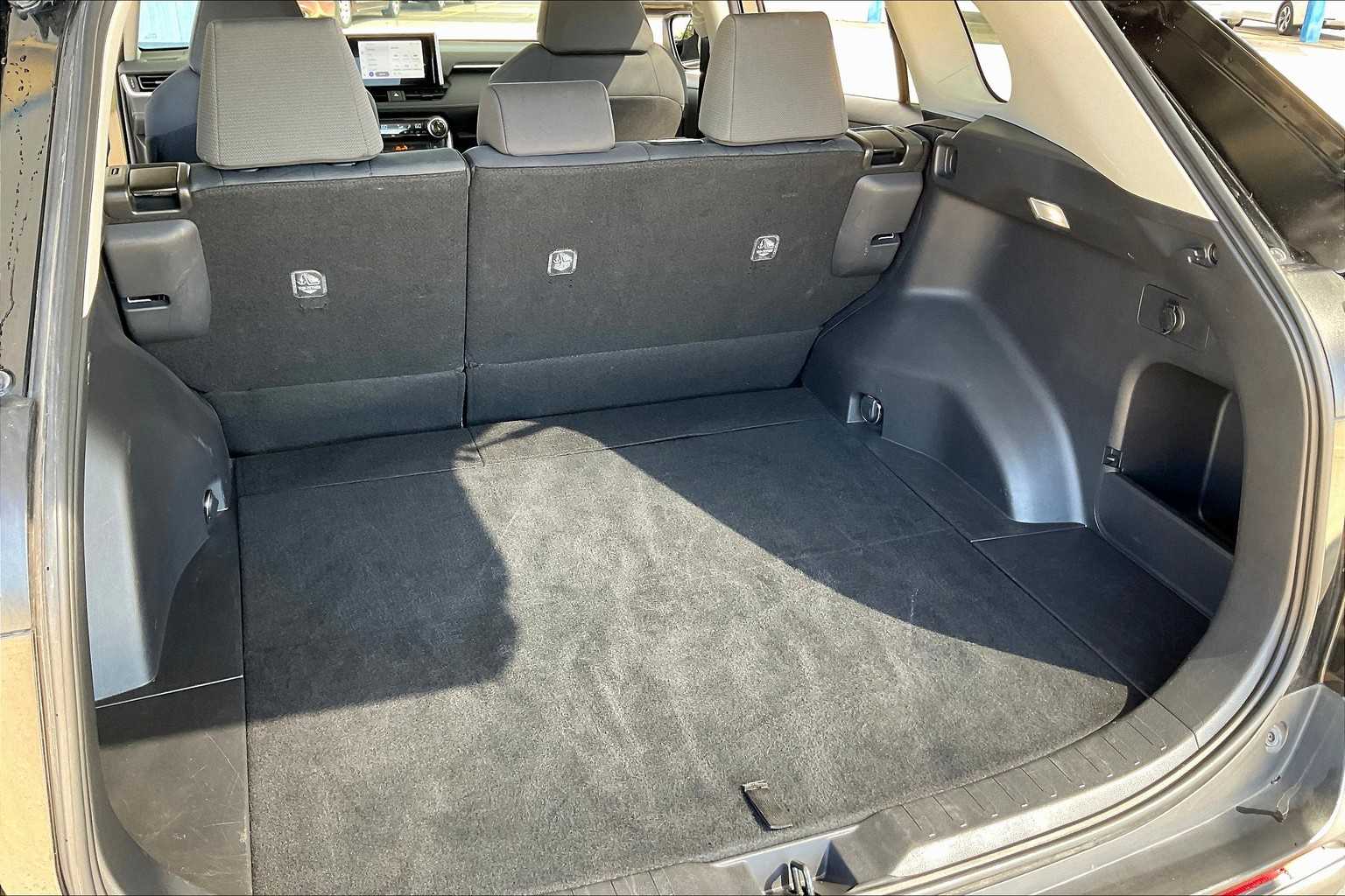 2024 Toyota RAV4 XLE photo 33
