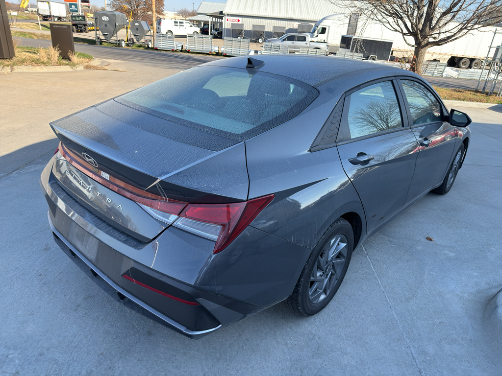 2024 Hyundai Elantra SEL photo 4