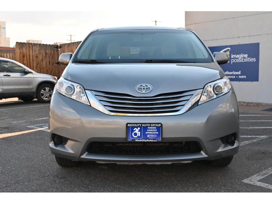 2015 Toyota Sienna LE photo 4