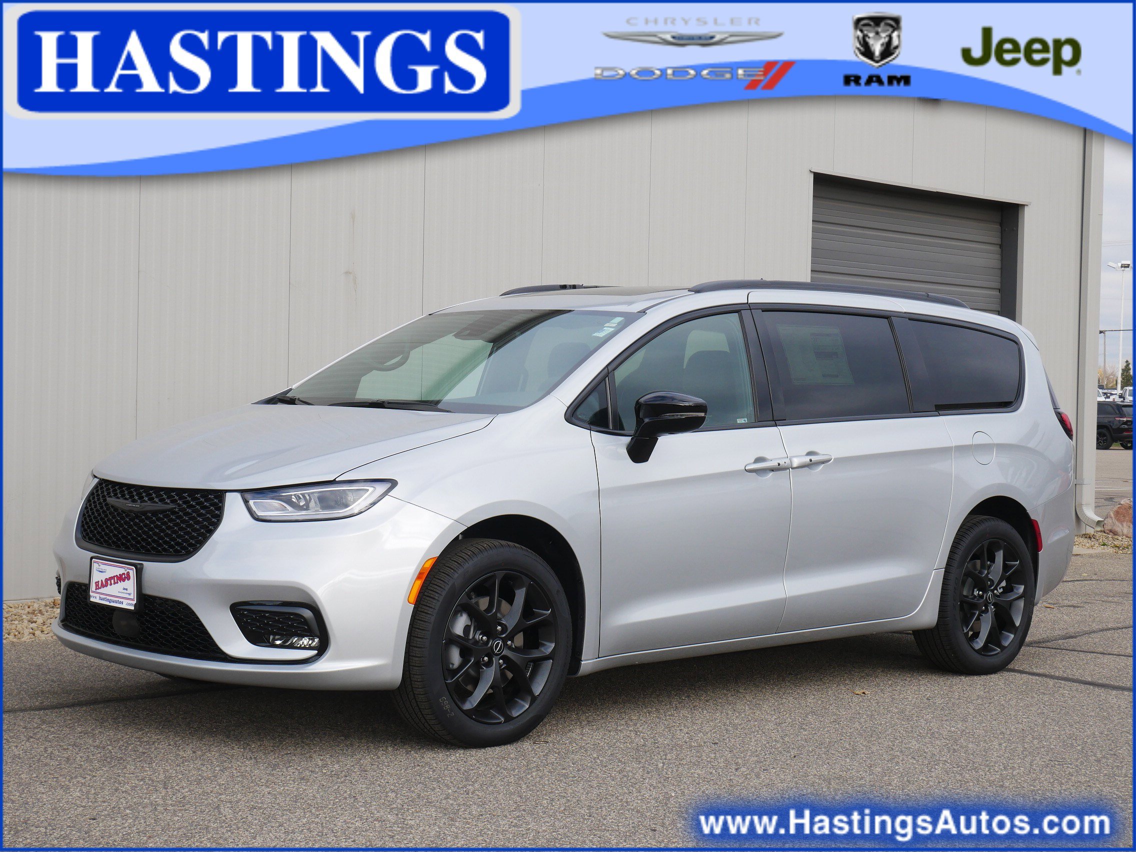 2026 Chrysler Pacifica Limited's photo