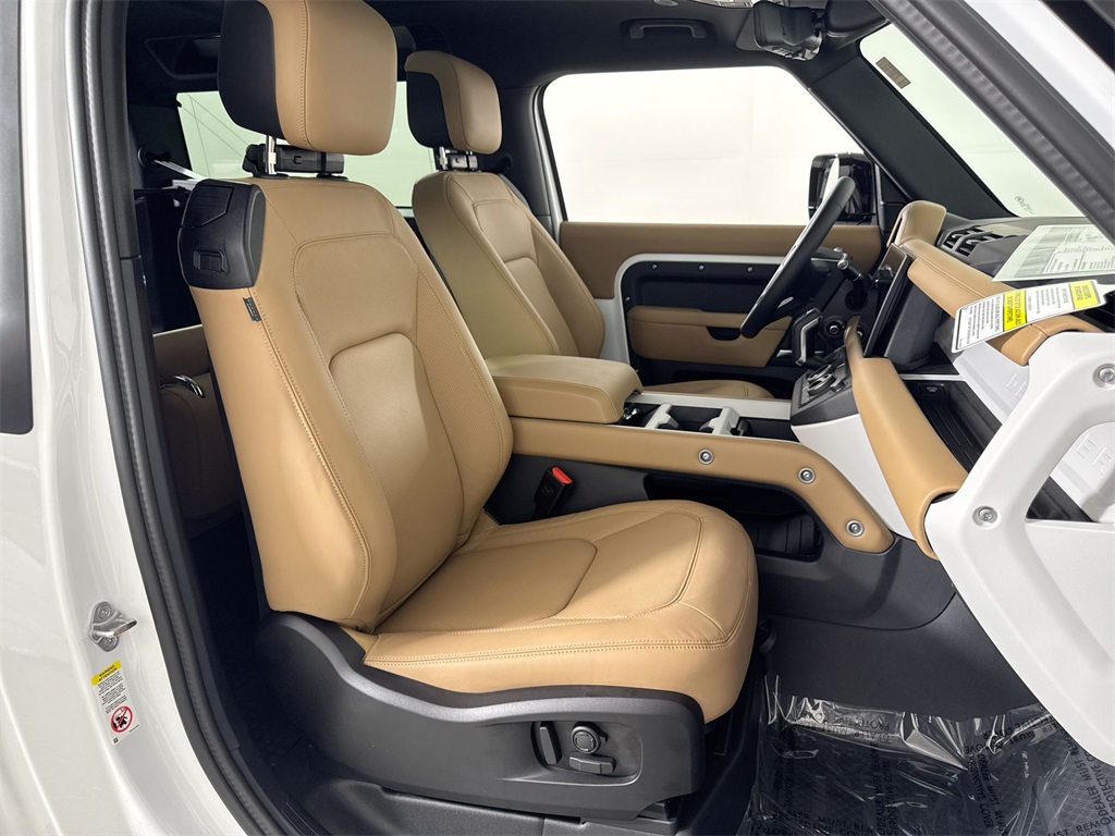 2025 Land Rover Defender 90 X-Dynamic SE photo 18