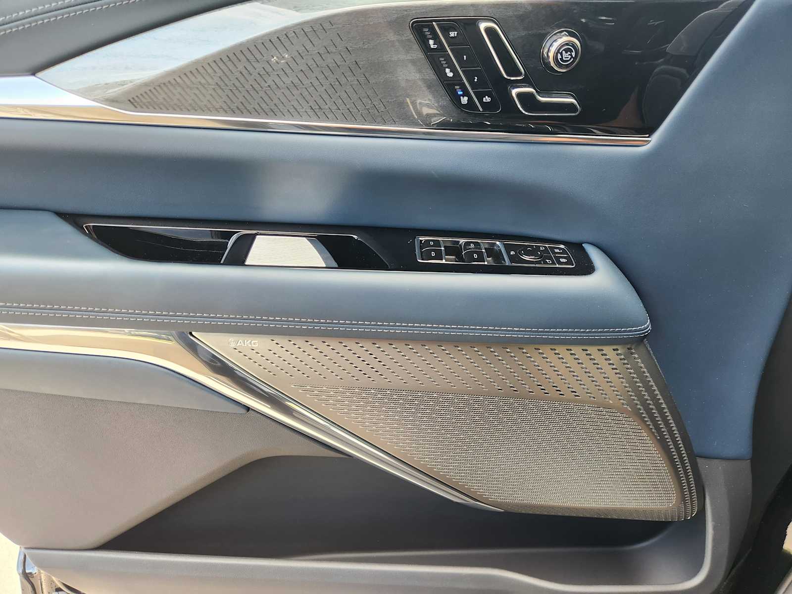 2025 Cadillac Escalade IQ Luxury photo 15
